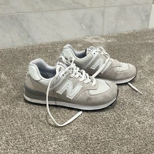 New Balance classic 574 sneaks in beautiful condition. Size 6.5